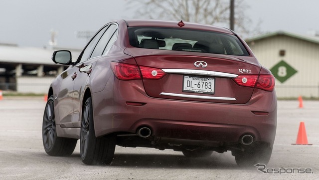 インフィニティ Q50 レッドスポーツ400