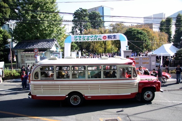 日産ディーゼルのボンネットバスが街を周回