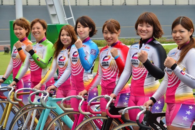 2015年のガールズケイリンコレクション。右から得票順に並ぶ。石井寛子、小林優香、高木真備、石井貴子、梶田舞、加瀬加奈子、長澤彩