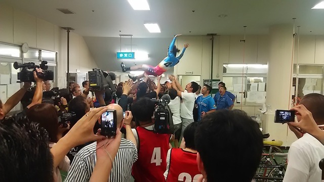 2015年のガールズケイリンコレクションを制した石井貴子。選手控えエリアで待っていた同郷の男子選手に胴上げされる