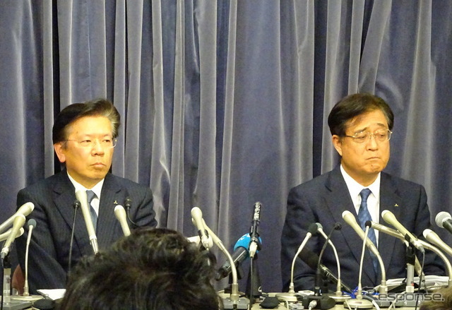 三菱自動車工業の相川哲郎社長と益子修会長（18日）