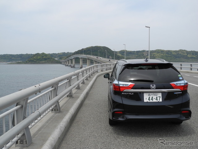 人気の撮影スポット、山口県下関市の角島大橋で