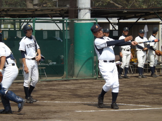 ノックする安田学園・森泉監督