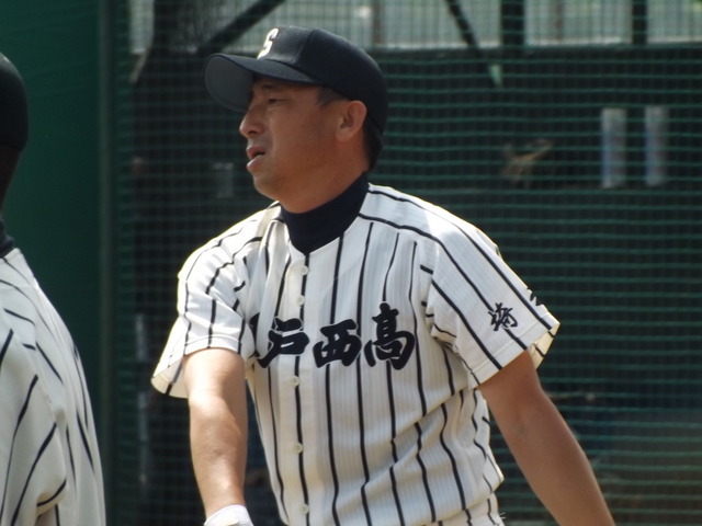 ノックする野中監督