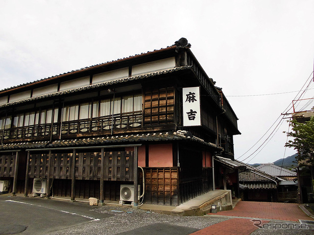 伊勢神宮、内宮と外宮を結ぶ旧街道・古市参宮街道を歩く。遊郭の名残、麻吉旅館も訪ねた（AIR & BUS成田発伊勢行きツアー）