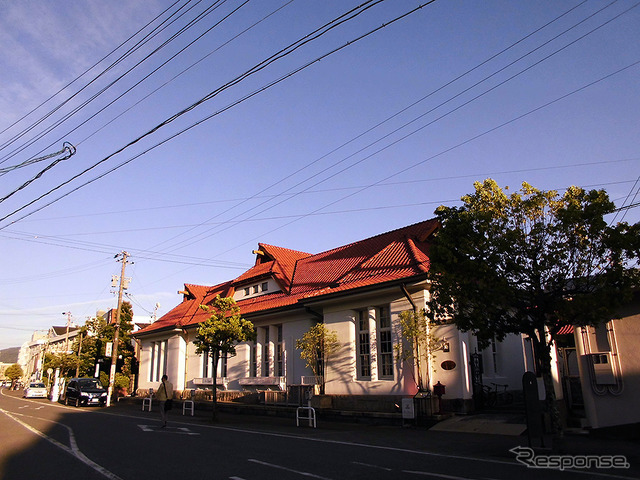 勢神宮外宮を出て、夕暮れどきの伊勢市駅前を歩く（AIR & BUS成田発伊勢行きツアー）