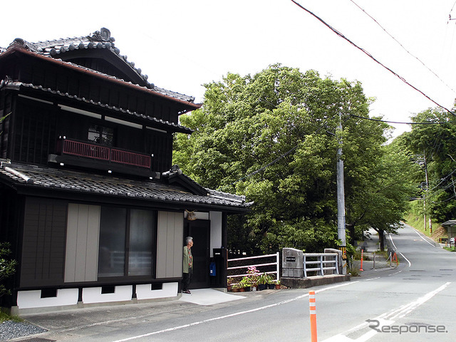 伊勢神宮、内宮と外宮を結ぶ旧街道・古市参宮街道を歩く。江戸時代のにぎわいを感じる猿田彦神社や麻吉旅館へ（AIR & BUS成田発伊勢行きツアー）