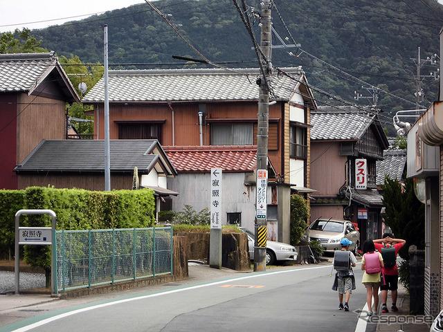 伊勢神宮、内宮と外宮を結ぶ旧街道・古市参宮街道を歩く。江戸時代のにぎわいを感じる猿田彦神社や麻吉旅館へ（AIR & BUS成田発伊勢行きツアー）