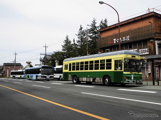 明治期から昭和中ごろまで伊勢市内を走っていた路面電車「神都線」。その車体をイメージした神都バスにも出会った（AIR & BUS成田発伊勢行きツアー）