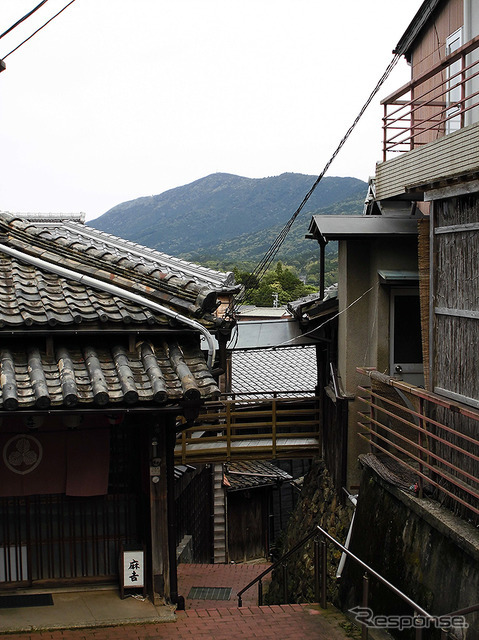 伊勢神宮、内宮と外宮を結ぶ旧街道・古市参宮街道を歩く。江戸時代のにぎわいを感じる猿田彦神社や麻吉旅館へ（AIR & BUS成田発伊勢行きツアー）