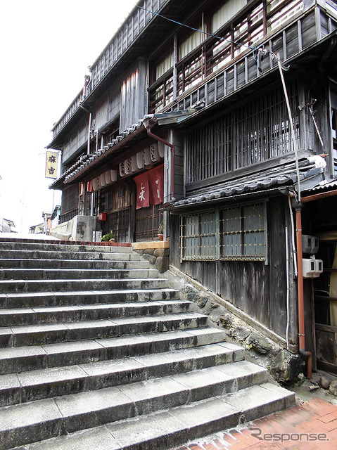 伊勢神宮、内宮と外宮を結ぶ旧街道・古市参宮街道を歩く。江戸時代のにぎわいを感じる猿田彦神社や麻吉旅館へ（AIR & BUS成田発伊勢行きツアー）