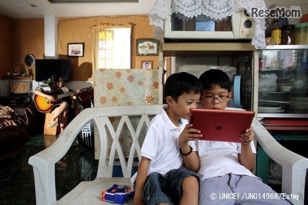 タブレットでインターネットを使う男の子たち（フィリピン）　(c) UNICEF_UN014968_Estey