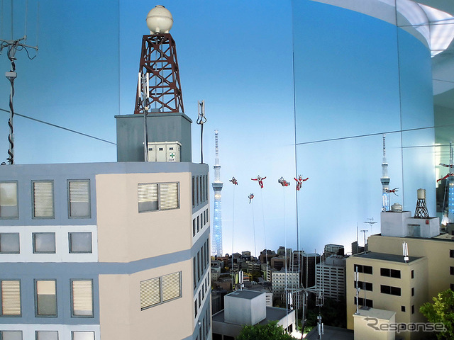 東京スカイツリーを中心とした現在の墨田区の風景をジオラマ化。携帯電話の基地局アンテナが立つ下町の上空をウルトラ6兄弟が行く（「東京スカイツリー ウルトラ作戦第634号」、6月10日～7月21日）