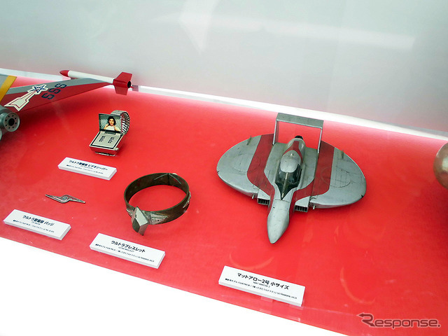 ヘルメットなどの各小道具も展示された（「東京スカイツリー ウルトラ作戦第634号」、6月10日～7月21日）