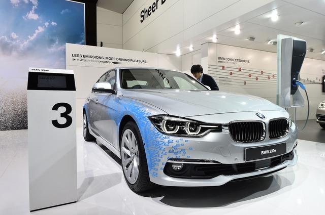 BMW 330e（東京モーターショー15）