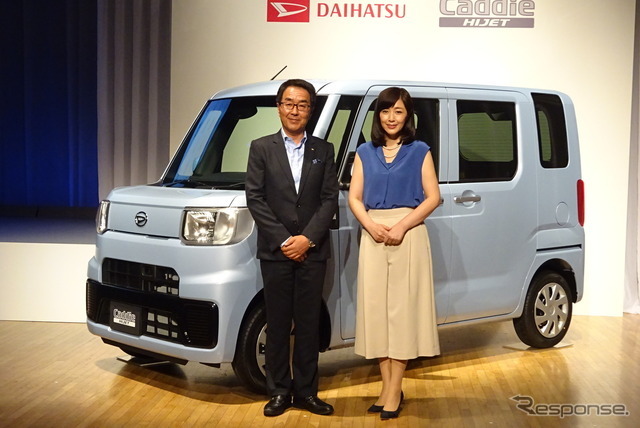 新型軽自動車の発表会に出席した、ダイハツ工業の上田亨上級執行役員（左）と女優の菊池桃子さん