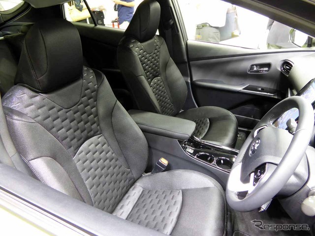 運転席周り。シートはPHV専用シート