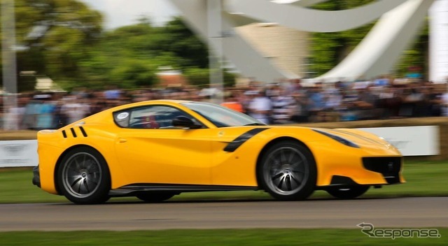 フェラーリ F12 tdf