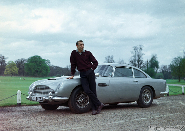 1964年　「007 ゴールドフィンガー」ボンドカーの代名詞とも言える『アストンマーティンDB5』。今では名車と讃えられるこの車は、これ以降計6作品に登場することになる。