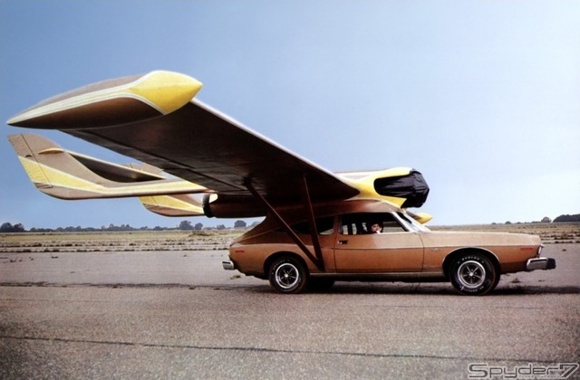1974年「黄金銃を持つ男」「AMC ホーネット ハッチバック」がこのまま空を飛ぶという、ありえない発想がいかにもボンドカーらしい。
