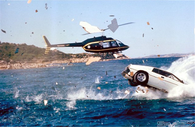 1977年 「私を愛したスパイ」 空の次は海中だ。ロボット的発想で、潜水モデルに変身する「ロータス エスプリ」は海でも陸でも恰好良かった。