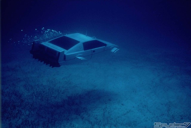 1977年 「私を愛したスパイ」 空の次は海中だ。ロボット的発想で、潜水モデルに変身する「ロータス エスプリ」は海でも陸でも恰好良かった。