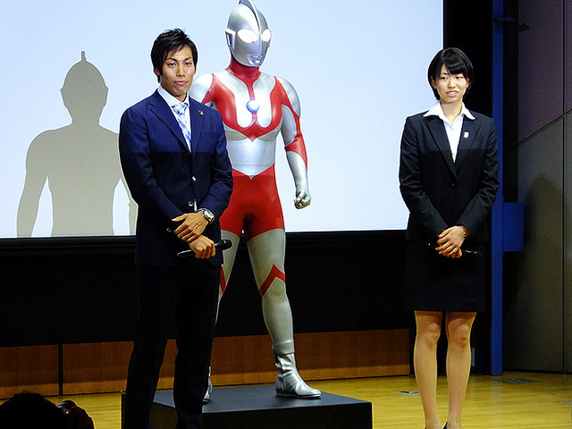 日本バレーボールリーグ機構・嶋岡健治会長、JTサンダーズ・越川優選手、NECレッドロケッツ・古賀紗理那選手などが登壇したVリーグ記者発表（2016年6月29日）