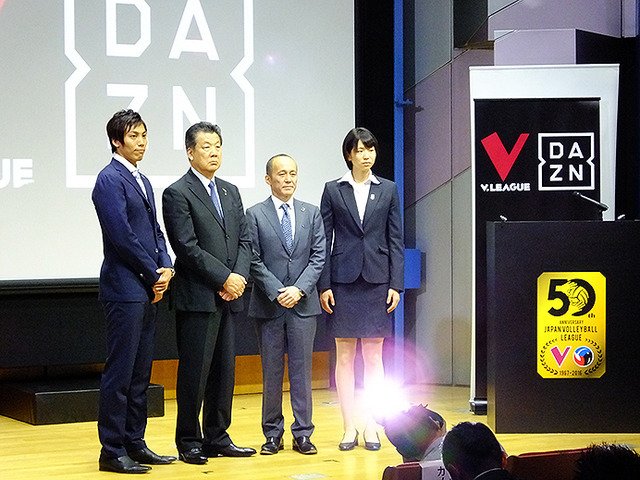 日本バレーボールリーグ機構・嶋岡健治会長、JTサンダーズ・越川優選手、NECレッドロケッツ・古賀紗理那選手などが登壇したVリーグ記者発表（2016年6月29日）