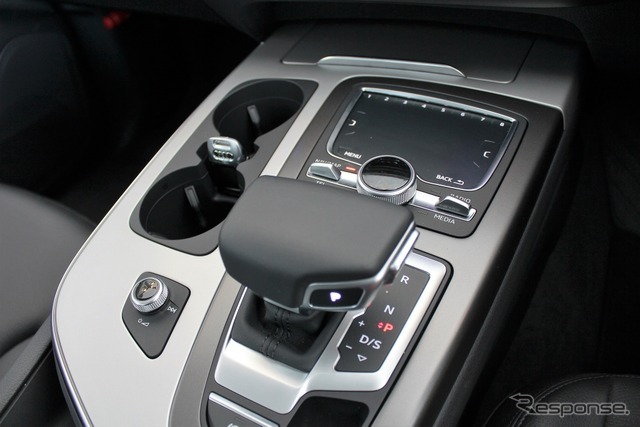アウディ Q7