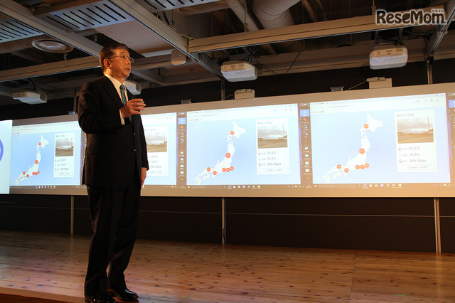 ICT・IoTを活用した教育環境例のデモンストレーションを行う大久保氏。IoTを搭載した百葉箱のデータ活用授業の一場面を再現