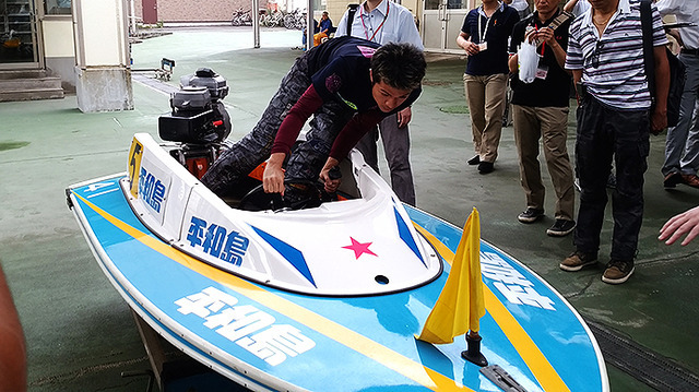 記者陣にモンキーターンを見せる今泉友吾選手
