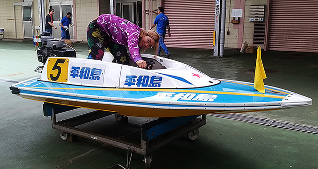照れながら“モンキーターン”を見せてくれた富樫麗加選手