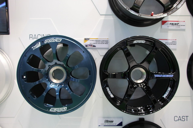 WECに供給している「RAYS World Endurance Championship Center Lock Racing Wheel」（左）と、SUPER GTに供給している「RAYS SUPER GT Center Lock Racing Wheel」