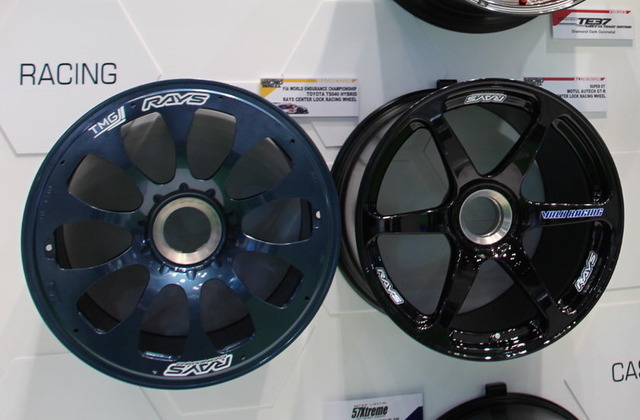 WECに供給している「RAYS World Endurance Championship Center Lock Racing Wheel」（左）と、SUPER GTに供給している「RAYS SUPER GT Center Lock Racing Wheel」