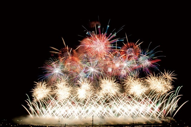 秋田県大仙市「全国花火競技大会（大曲の花火）」の「あさきゆめみし」