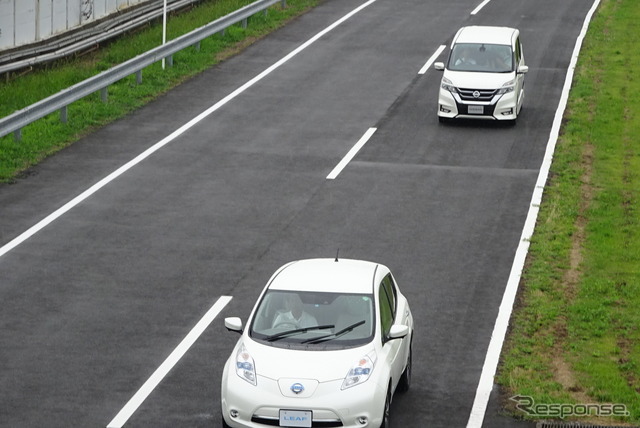 日産　プロパイロット搭載車（後方）の追従走行