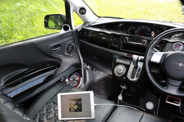 カロッツェリアχを使ったシステムを備えiPadを音楽ソースとして利用するシステムを作り上げたムーヴ。