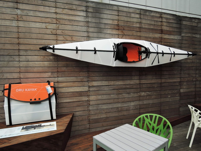 アメリカの建築家が考案し、製品化された折り畳めるカヤック『Oru Kayak』