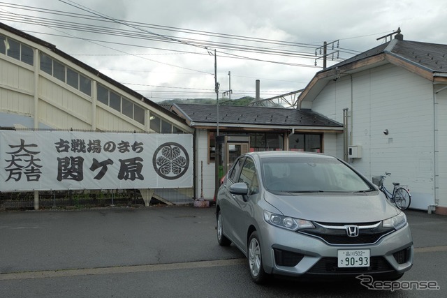 JR関ヶ原駅にて。駅前にいきなり徳川、石田の旗印がドーンと。