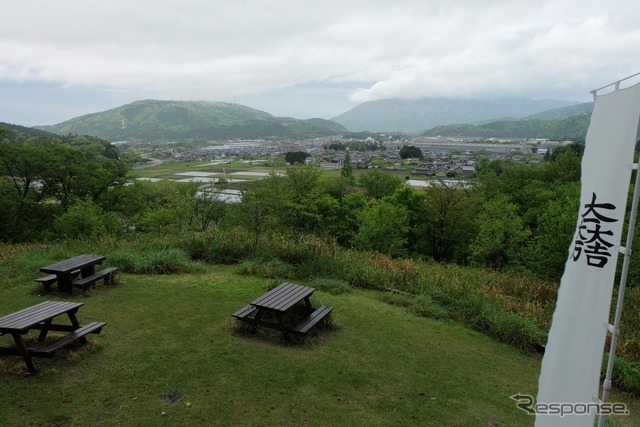 三成の陣からは関ヶ原が一望できる。左手の山は徳川家康が戦い序盤に陣を張ったところ。