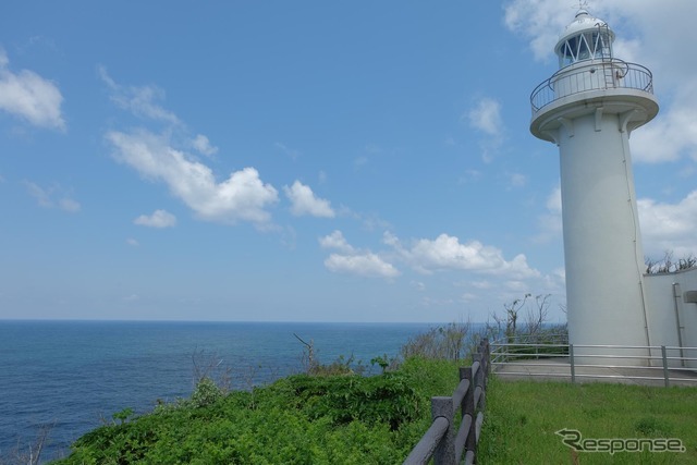 太田市西端の漁村、五十猛の丘に立つ大岬灯台。ひっそりとした集落だが、その名はスサノオノミコトの子で樹木の神とされるイソタケルにちなんだ、古代日本を偲ばせるもの。