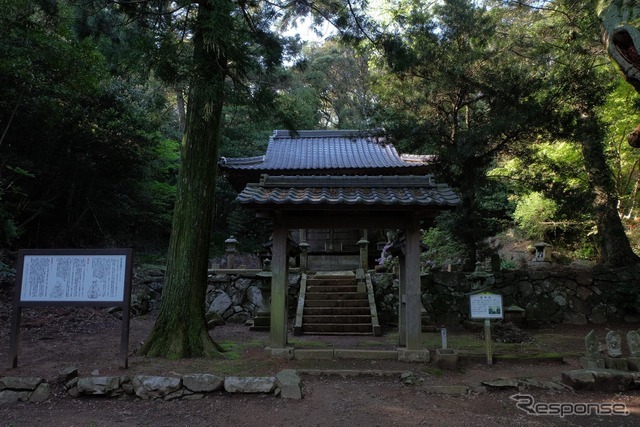 須佐・高山の深部にある宝泉寺。高山（こうやま）は昔は神山と表記されていたらしい。スサノオノミコトが高天原を追放され、朝鮮半島に渡ったものの嫌になって日本に帰ってきたさいに拓いた村が須佐という言い伝えがあり、神山と呼ばれていたのもそれに由来するのだろう。