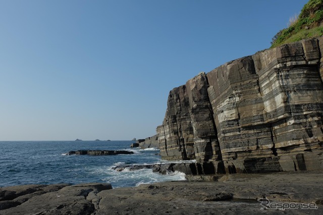 巨大な変成岩（堆積岩が溶岩で熱されて組成が変わったもの）、須佐ホルンフェルス。