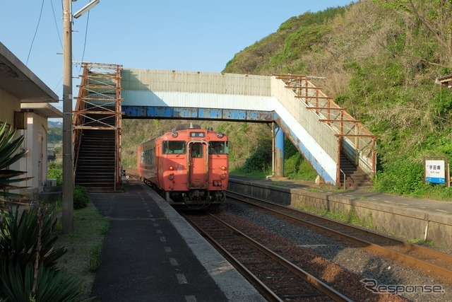 宇田郷駅に停車する列車は1日8往復。駅で遊んでいると、そのうちの1本がちょうどやってきた。昔は九州でも主力機種であったディーゼルカー、キハ40の1両編成だが、乗客は結構多かった。