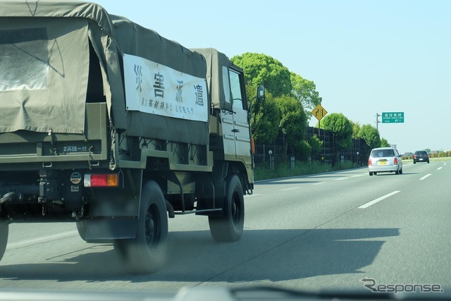 九州自動車道で福岡-熊本県境を走行中。熊本地震の後だったため、自衛隊の災害支援車両が多数走っていた。