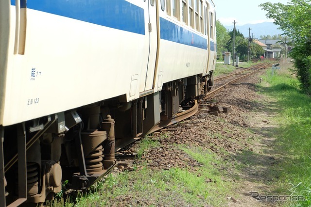 豊肥本線赤水駅踏切で普通列車が脱線していた。