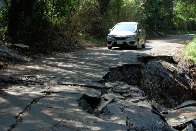 寸断された道路。ここはまだ通行可能。