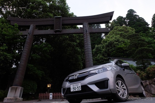 高千穂神社。日が高い時間帯にはすぐ近くの高千穂峡・真名井の滝が見もの。光と影が交錯する、まさに神話的な光景を見ることができる。一方で市街地には昔はなかった巨大なドラッグストアや家電量販店が立ち、雰囲気を少なからず壊していた。高千穂という地に誇りを持ち、相応しい景観づくりに努めてほしいと思った。