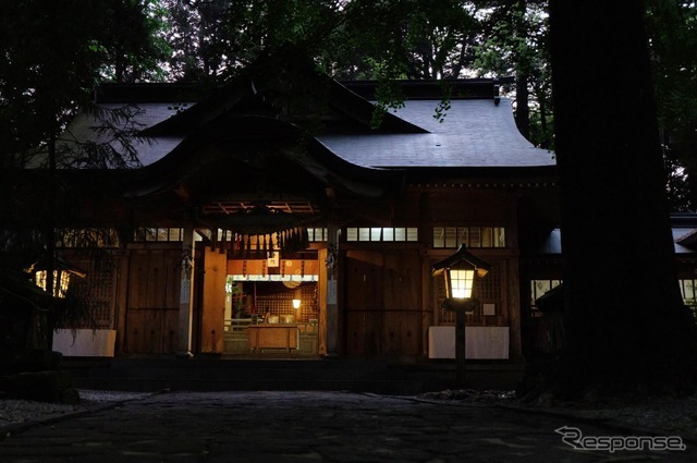 夕暮れの高千穂神社の神殿。静かな佇まいであった。