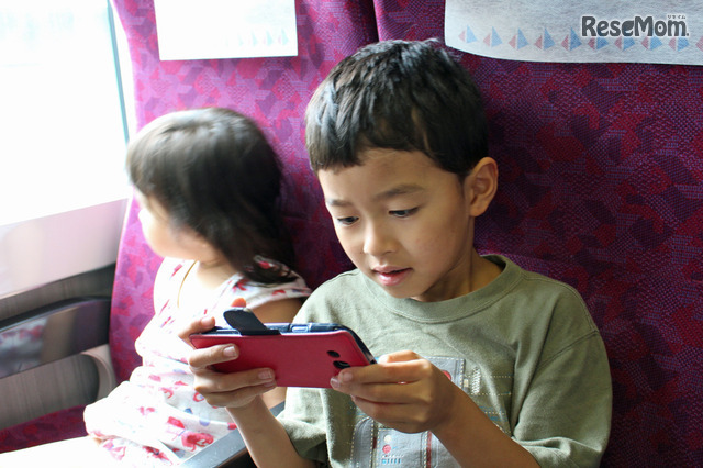 渋滞や長い移動時間も、楽しく遊べる・学べるアプリを利用すれば、親子ともストレスなく過ごせます